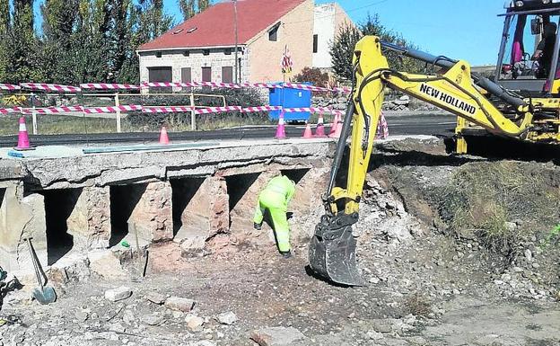 Las cuadrillas de la Diputación apuran la mejora del acceso a Aldeonte y el bacheo