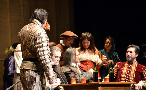 Don Juan Tenorio y doña Inés rinden homenaje a Félix Hernández, de Amigos del Teatro en Valladolid