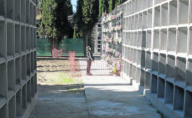 Las obras del cementerio de Segovia seguirán en caminos y cubiertas después de la fiesta de los Santos