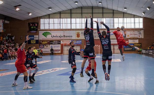 Victoria del Balonmano Nava en Cuenca con un Patotski estelar (29-32)