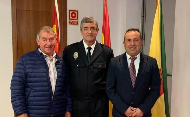 Pedrajas homenajea a su último policía, jubilado después de 37 años