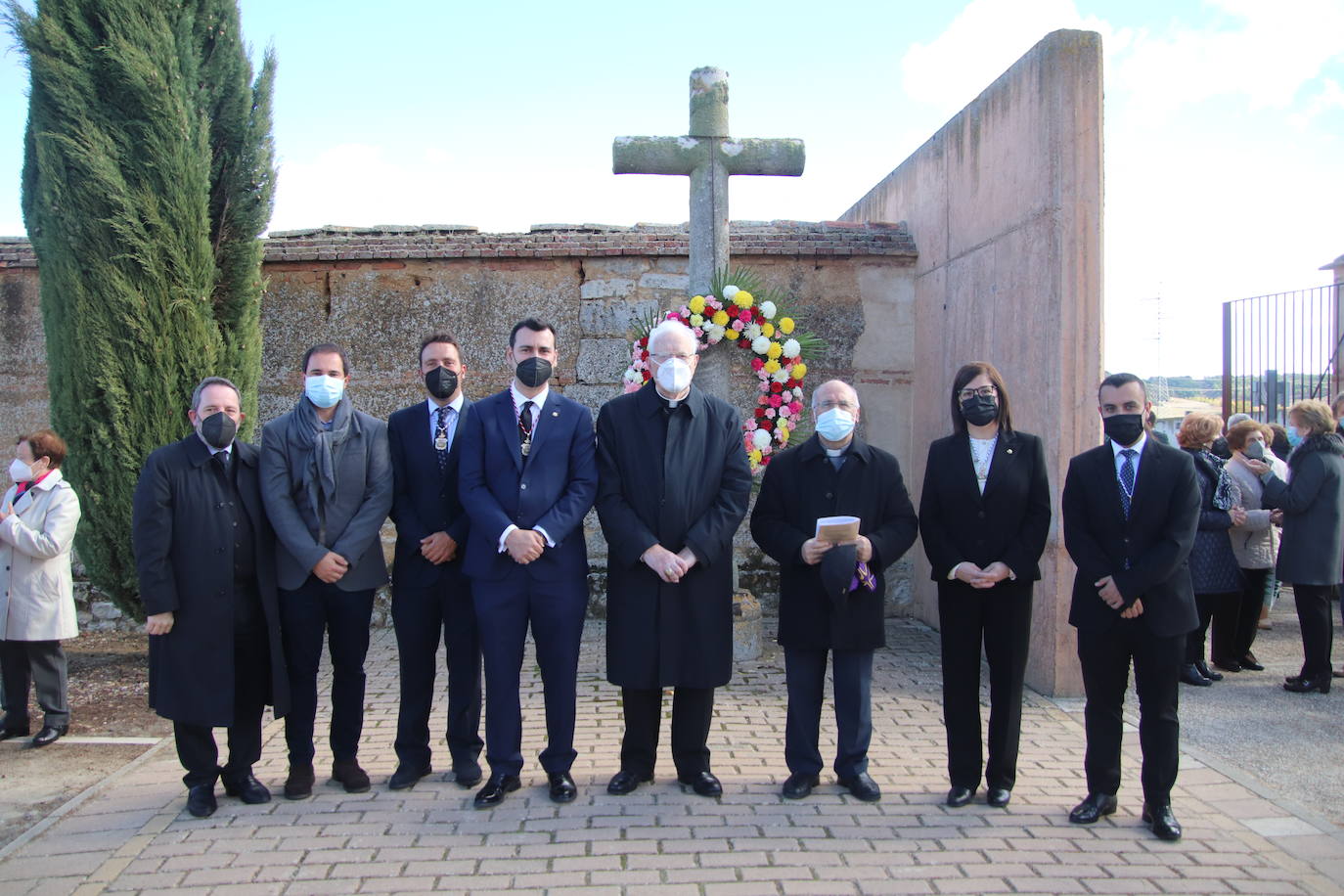 El cardenal Carlos Amigo reza un responso en el cementerio de Medina de Rioseco