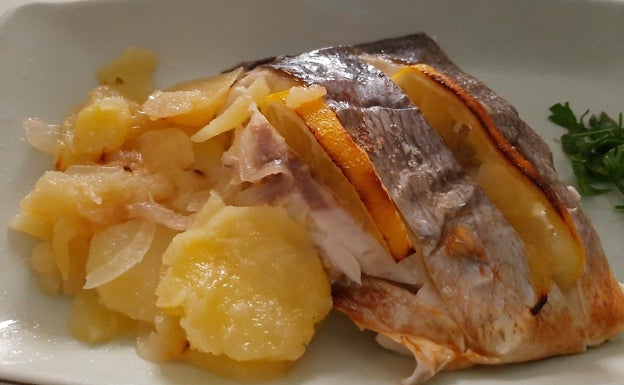 Dorada al horno con cama de patatas