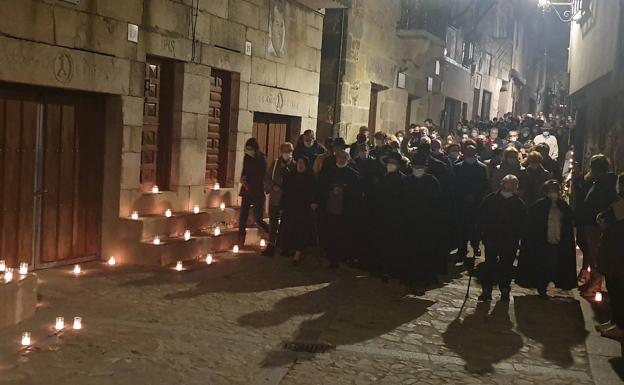 Plegarias y rezos en la Noche de Almas Blancas en Mogarraz