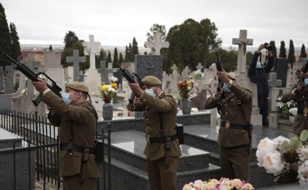 El cementerio acoge el acto por el Día de los Caídos por la Patria