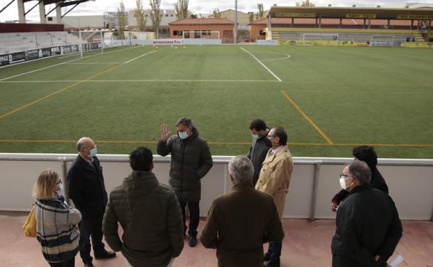 Los asientos del Reina Sofía serán azules y el alcalde descarta cambiar el césped a natural si Unionistas sigue en Primera RFEF