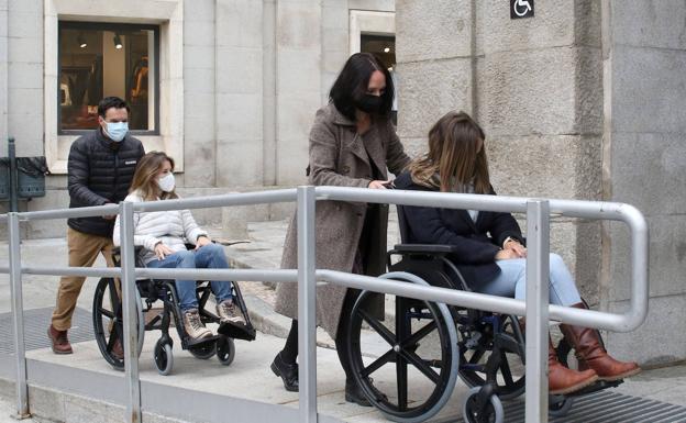 El Ayuntamiento pone a disposición de los turistas con movilidad reducida dos nuevas sillas de ruedas