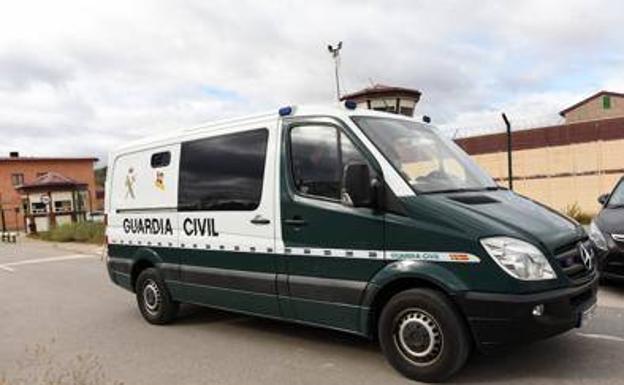 Sale de Logroño rumbo a la cárcel de Segovia el presunto asesino de Lardero