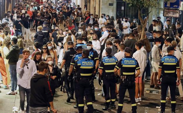 Cierre de terrazas y refuerzo de presencia policial en el centro de Salamanca para evitar molestias a los vecinos