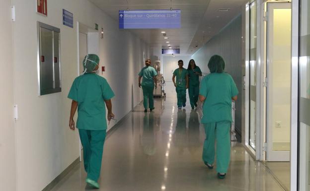 Seis servicios del Clínico denuncian presiones y amenazas para reducir las listas de espera