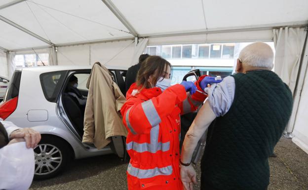 1.300 mayores de 90 años reciben las vacunas de covid y gripe en el centro de salud de La Puebla