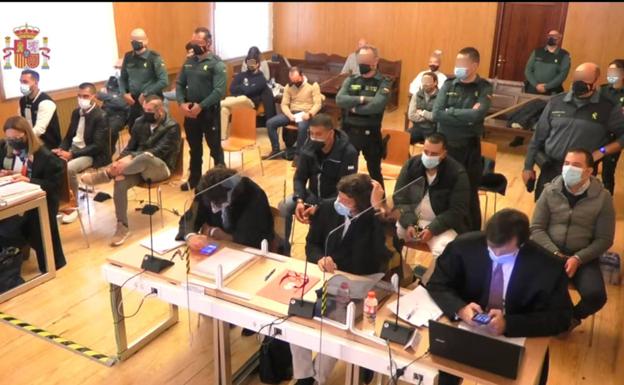 Un testigo mantiene que salieron tres individuos del portal, «pero uno era mulato y teñido de rubio»