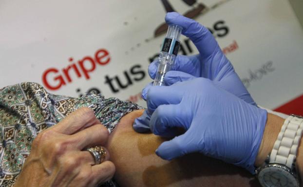 Los mayores de 70 años podrán pedir cita desde el lunes para vacunarse de gripe y covid