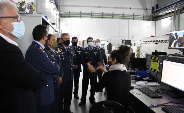 El subdelegado de Defensa conoce las instalaciones del Centro de Láseres Pulsados de Salamanca