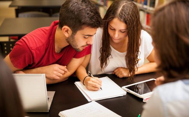 50 estudiantes brillantes con escasos recursos reciben las primeras becas Fundación 'la Caixa'