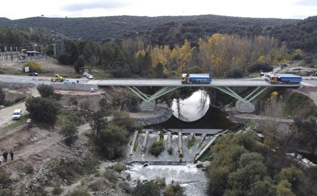 Comienzan las pruebas de carga del nuevo puente sobre el Eresma en Bernardos