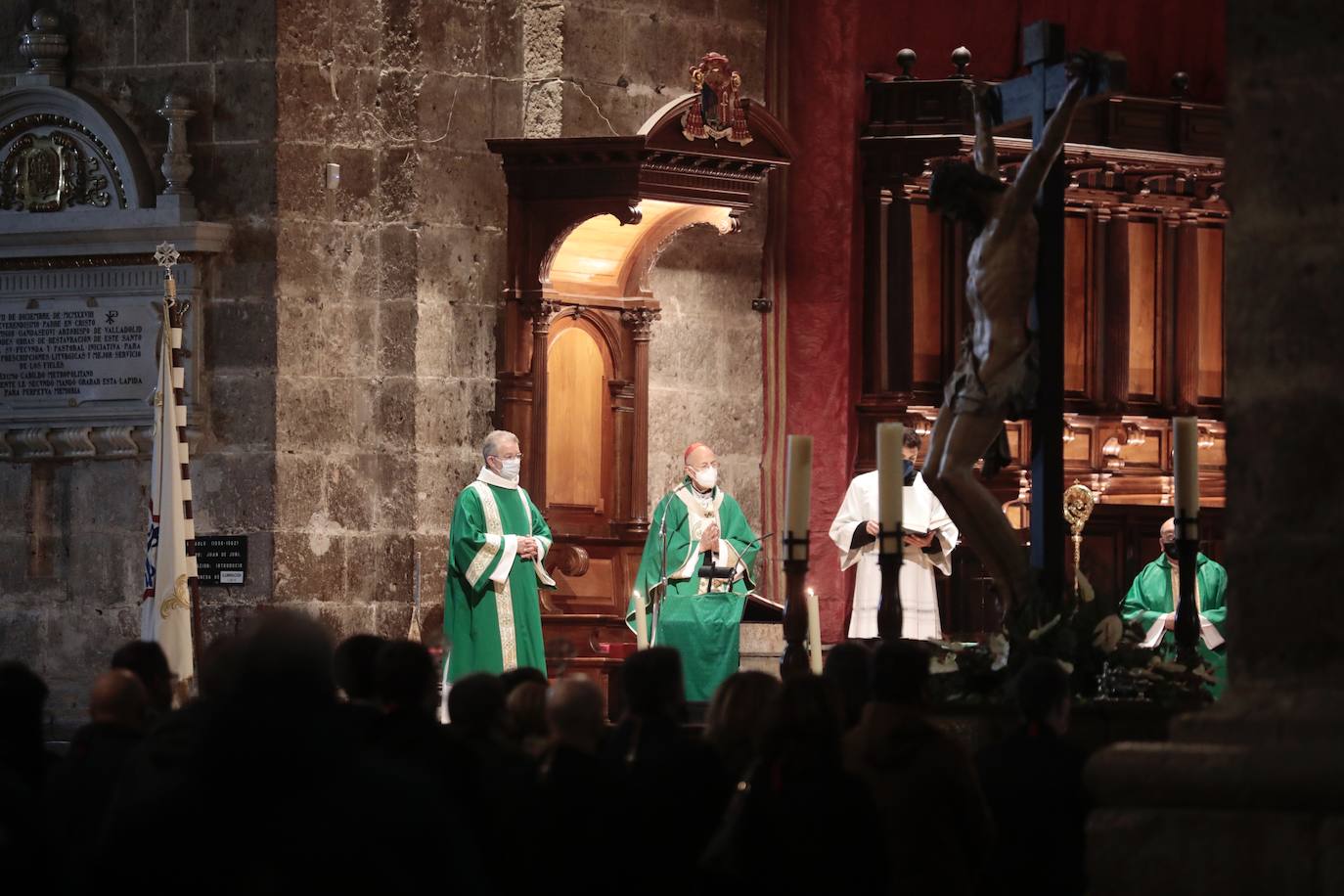 La Cofradía de las Siete Palabras traslada la imagen del Cristo del Amparo hasta la Catedral