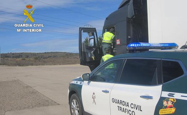 Un camión circula en sentido contrario por la A-231 y su conductor cuadruplica la tasa de alcoholemia