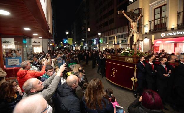 Masivo seguimiento en Valladolid del traslado del Cristo del Amparo al cumplir cuatro siglos