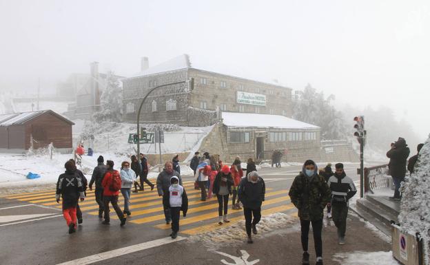 Las primeras nieves en las cumbres atraen el peregrinaje de turistas a Navacerrada