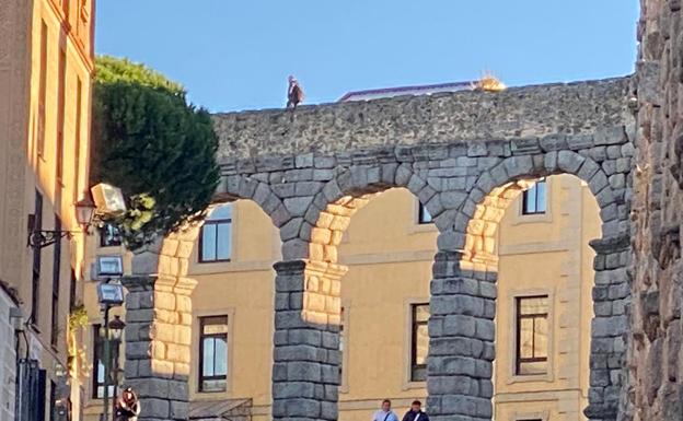 Sorprenden a un hombre que estaba haciendo fotos subido al Acueducto