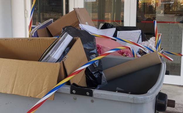 Aparecen contenedores con documentos oficiales del Ayuntamiento en un pueblo de Burgos