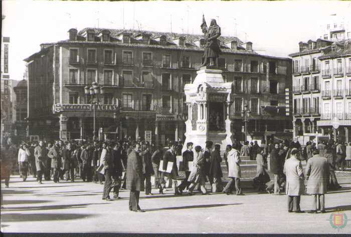 El cierre de la Universidad en 1975 dejó en la calle a miles de estudiantes