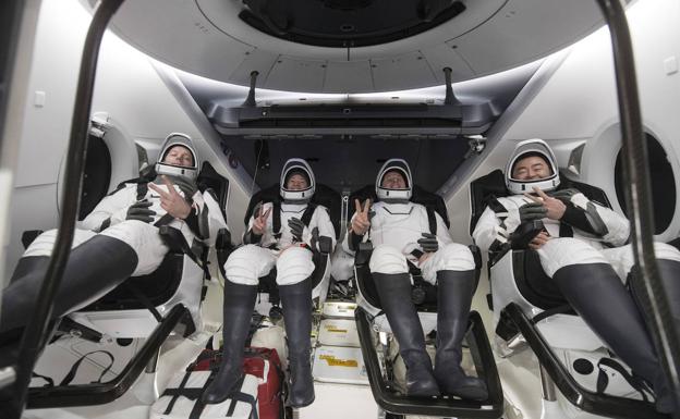 Cuatro astronautas amerizan en el golfo de México en una nave de SpaceX