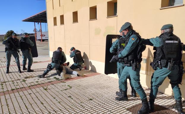 La Guardia Civil de Zamora hace un simulacro de atentado en la estación de autobuses de Villalpando