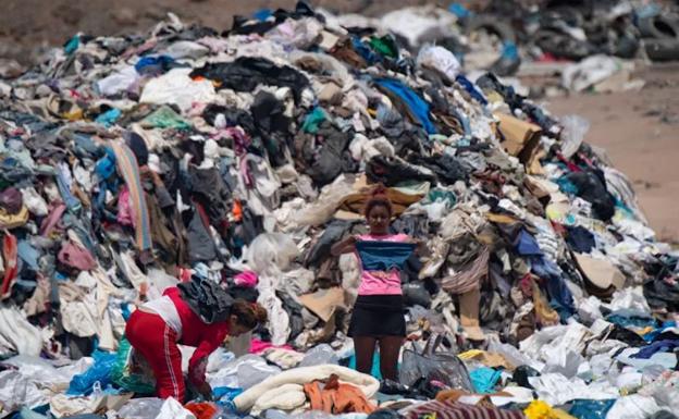 La montaña de ropa que no para de crecer en el desierto de Atacama