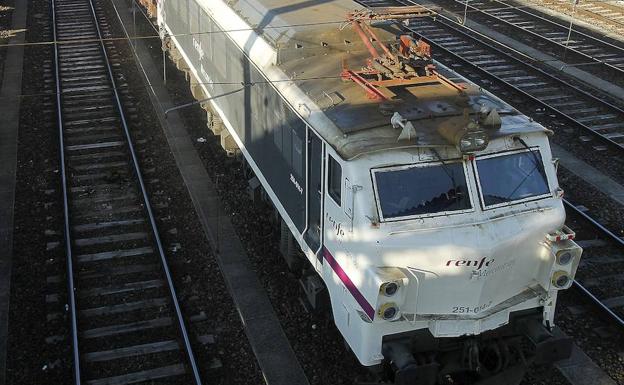 El descarrilamiento de un tren obliga a transportar por carretera a los pasajeros del Gijón-Valladolid