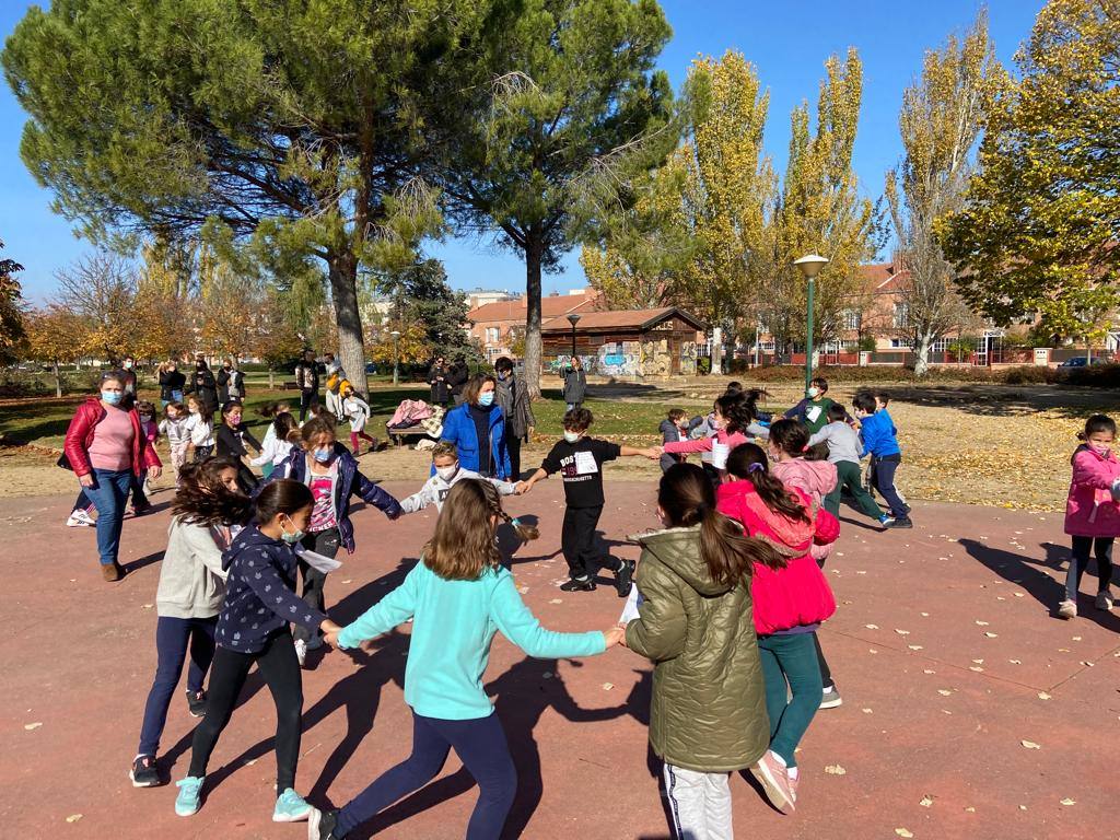 Los alumnos del CEIP Parque Alameda bailan contra la obesidad