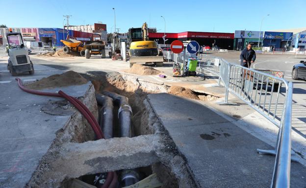 La implantación de una gran red de calefacción en Palencia dificulta el tráfico por los polígonos industriales