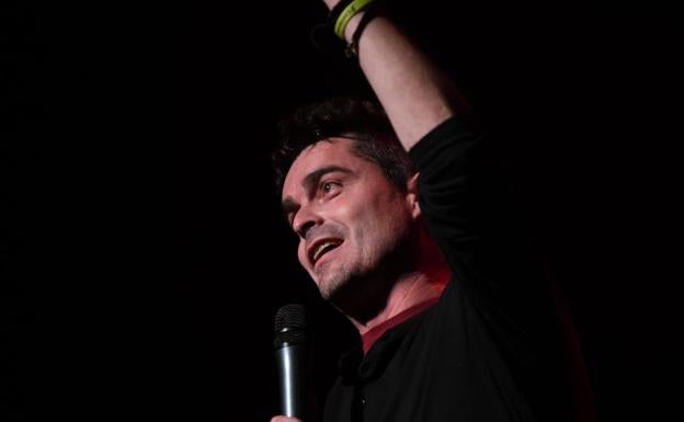 Álex Clavero llena tres veces el teatro Carrión para buscarle las cosquillas a 'La nueva normalidad'