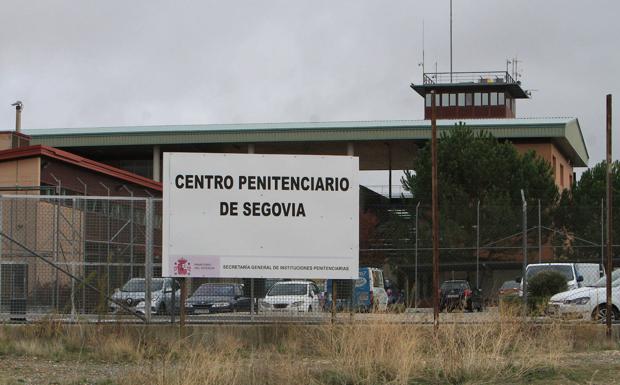 Los presos cocinan en la cárcel de Segovia, donde además faltan psiquiatras y la mitad de los médicos