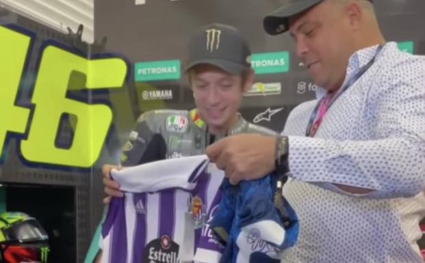 Ronaldo regala a Valentino Rossi una camiseta del Real Valladolid... pero a 'Il Dottore' le gusta más la del Inter