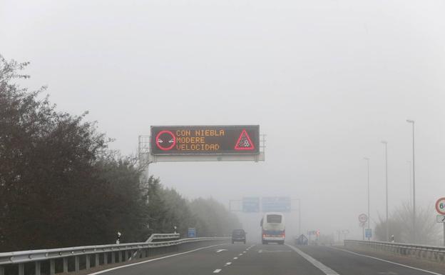 Circula 14 kilómetros en sentido contrario por la A-50 en Salamanca desorientado por la niebla