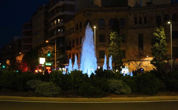 La fuente de la Puerta Zamora de Salamanca se tiñe hoy de color azul por el Día Mundial de la Diabetes