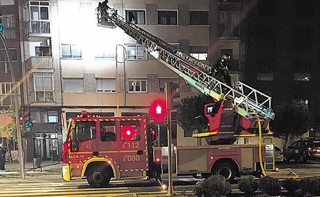 Dos intoxicados en el incendio de una vivienda en la calle Juan II de Castilla en Valladolid