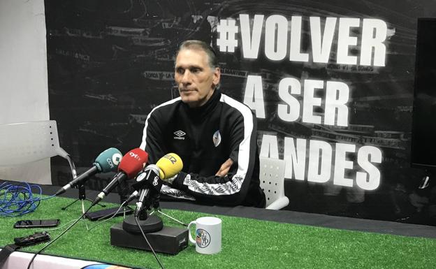 Calderón no acude a la sala de prensa y Lozano vuelve a criticar a los árbitros tras el empate del Salamanca UDS