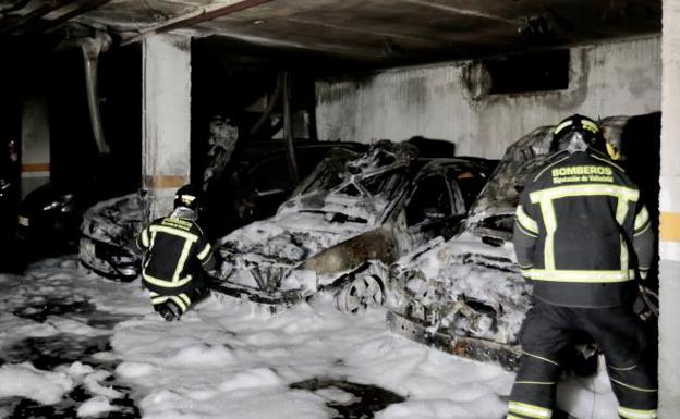 El incendio que quemó tres coches en Arroyo mantiene sin agua un bloque de pisos