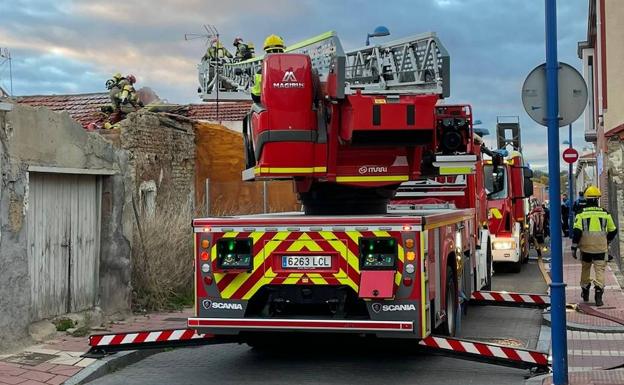 Dos intoxicados al arder la cubierta de una casa en Barrio España