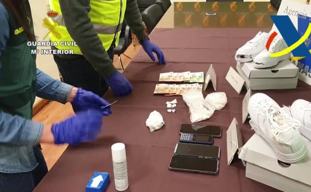 Detenida en León por recibir envíos de droga oculta en zapatillas de deporte desde EEUU