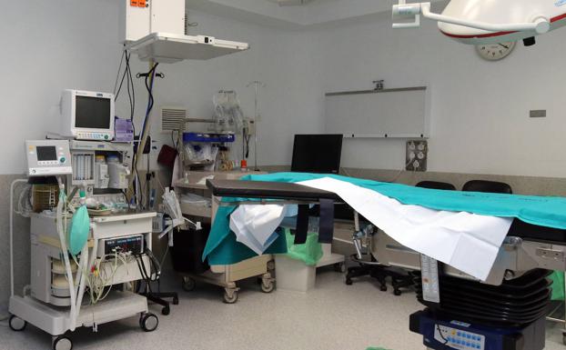 La huelga en la enfermería de quirófano del Hospital de Segovia obliga a suspender 26 de 30 operaciones