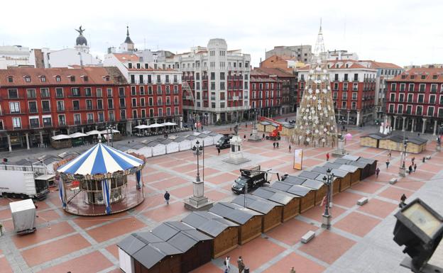 La Plaza Mayor de Valladolid agrupa toda la oferta artesana de la Navidad con 59 puestos de venta