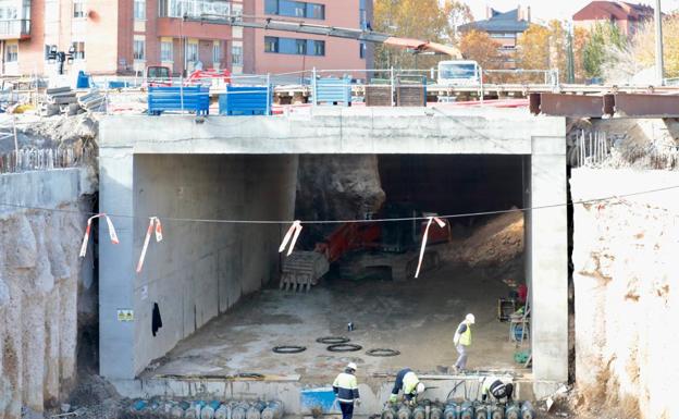 Los operarios unen las dos bocas del túnel bajo las vías de Andrómeda