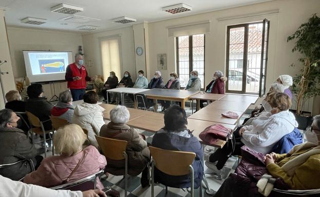 Los mayores de Carbajosa asisten a la charla 'Conviviendo con el virus'