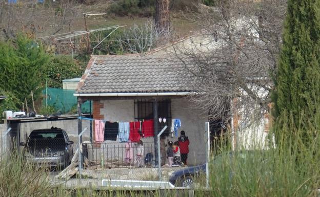 Desmantelado un clan familiar acusado de robos en una casa okupada al borde de La Corala