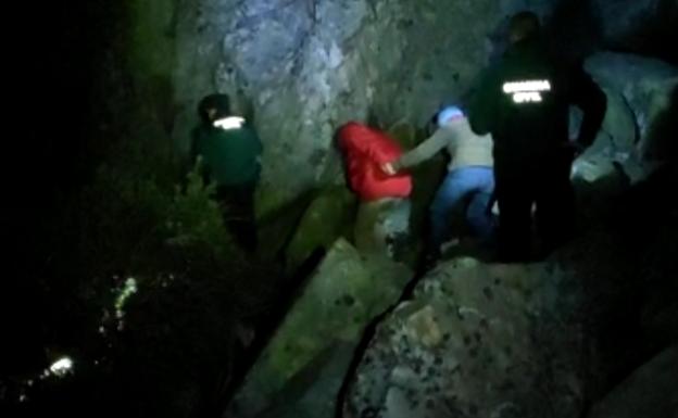 Rescatados de madrugada dos septuagenarios extraviados cuando hacían senderismo en la Sierra de las Quilamas