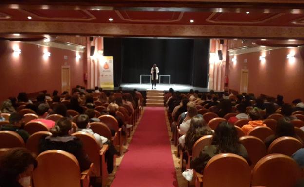 Más de 180 escolares de Alba de Tormes participan en una actuación teatral contra la violencia de género